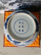 大明嘉靖年制款青花人物大碗