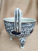 大明成化年制款青花三足双耳炉