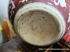 大明成化年制款釉里红留白龙纹天球瓶