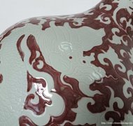 大明成化年制款釉里红留白龙纹天球瓶