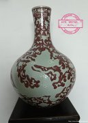 大明成化年制款釉里红留白龙纹天球瓶