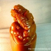 中国福建寿山田黄薄意雕刻螭龙狮帅戏珠印章摆件