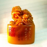 中国福建寿山田黄薄意雕刻螭龙狮帅戏珠印章摆件