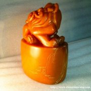 中国福建寿山田黄薄意雕刻螭龙狮帅戏珠印章摆件