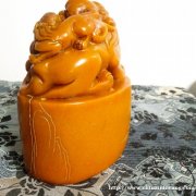 中国福建寿山田黄薄意雕刻螭龙狮帅戏珠印章摆件