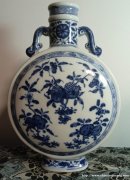 大清乾隆年制六字款.青花花卉双辅首抱月尊