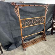 清黄花梨卷草纹衣架