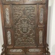 清卷草兽字回纹地屏