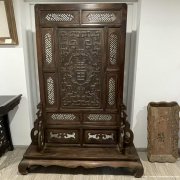 清卷草兽字回纹地屏