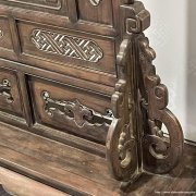 清卷草兽字回纹地屏