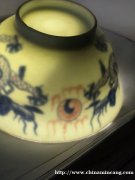 元末明初暗刻青花釉里红龙纹碗